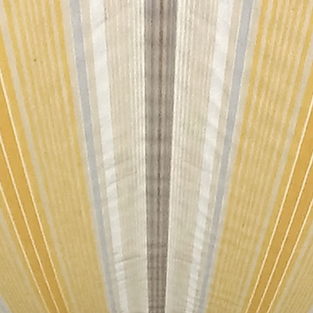 Ein Markisentuch mit gestreiftem Muster in Gelb- und Grautönen.