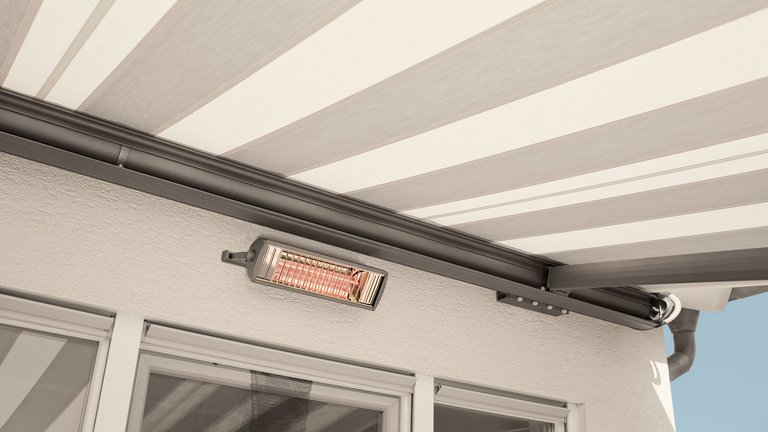 Markise mit gestreiftem Design und Heizstrahler unter der Überdachung.