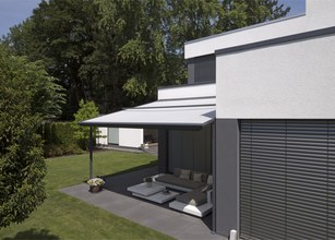 Cologne: Pergola awning for architect-designed house 