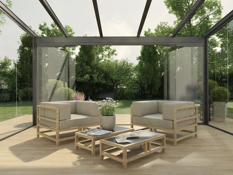 Ein moderner Wintergarten mit Glas-Schiebewänden und einer offenen Terrassensituation.