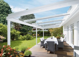 The Terrazza Originale glass patio roof impresses with its classic rounded look combined with a typical roof pitch. 