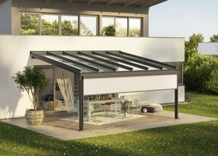 The timeless glass patio roof Terrazza Sempra captivates with its straight-lined design combined with typical roof pitch. 